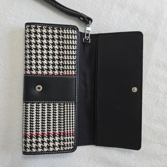 Chaps Black and White Houndstooth Wristlet NWOT New without Tags - Picture 2 of 6